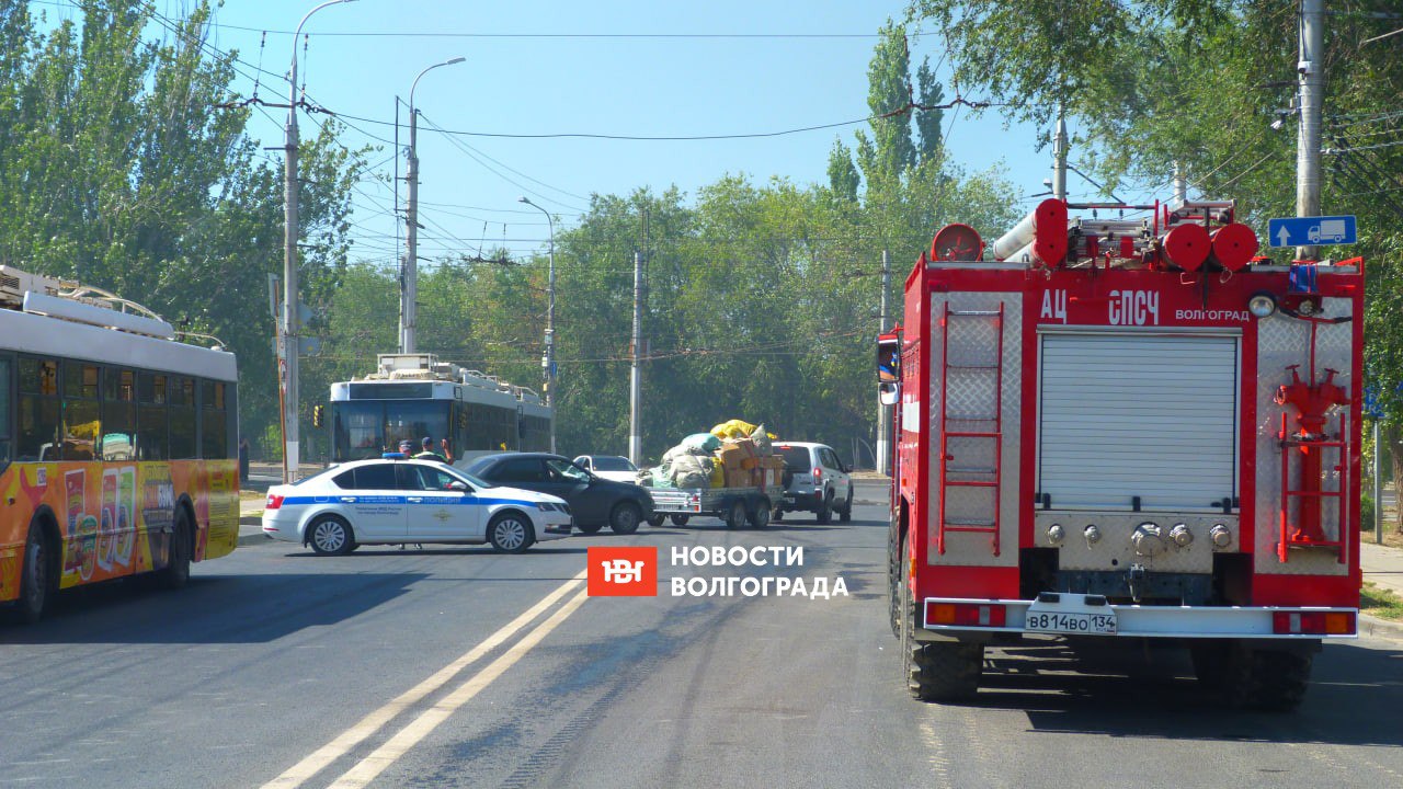 Автобусы возвращаются на свои маршруты сокращенные из за пожара на рынке в Волгограде В связи с открытием движения по проспекту Ленина в Тракторозаводском районе на свои маршруты вернулись троллейбусы 8а и 10а ранее они разворачивались на ул Титова а также автобусы 21 и 99 При этом улица Михайлова все еще закрыта для движения В связи с этим автобусы 61 и 61а не доезжают до Нижнего Тракторного и разворачиваются на пересечении пр Ленина и ул Дегтярева ост Депо номер 3          Подписаться