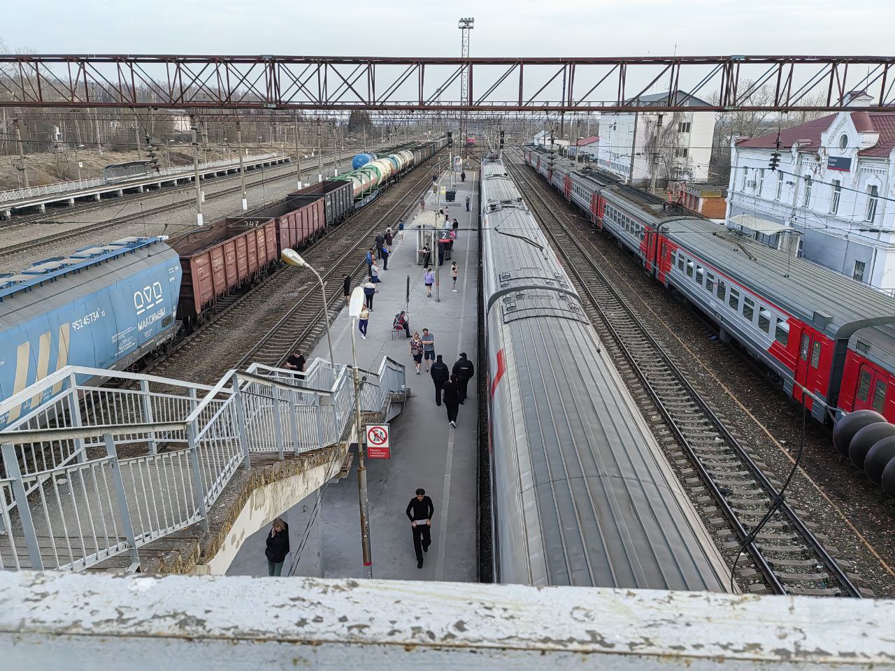 В России предложили предоставлять пассажирам еду напитки и гостиницу при задержке поезда Сегодня депутаты внесли в Госдуму законопроект который обяжет жд компании при задержке рейсов предоставлять услуги как в аэропортах Пассажиры смогут получить прохладительные напитки при задержке поезда более 3х часов а горячее питание при опоздании на 4 часа Россиян предлагается кормить каждые 6 часов днем и каждые 8 часов ночью А если задержка составит более 8 часов днем и более 6 ночью пассажирам должна быть предоставлена гостиница пишет Известия Однако это наложит дополнительные расходы на перевозчика как следствие вырастет стоимость билетов Кроме того если поезд остановился в пути то оказать услуги будет физически невозможно Если законопроект примут он вступит в силу с 1 марта 2026 года Мы в MAX Мы в TG Прислать новость