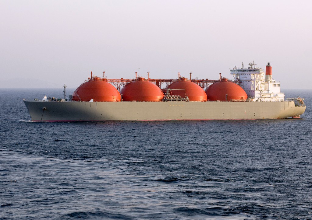 Канада стала новым игроком на рынке СПГ  Shell Canada Energy, дочерняя компания Shell plc, объявила о начале первых экспортных поставок сжиженного природного газа  СПГ  с завода LNG Canada в Канаде. До этого страна не экспортировала СПГ, первая партия направлена в Азию.  Завод LNG Canada расположен в Китимате в провинции Британская Колумбия. Мощность первой очереди проекта составляет 14 млн тонн в год, в перспективе возможно ее увеличение до 28 млн тонн за счет строительства дополнительных линий.  "Мы ожидаем, что поставки СПГ станут крупнейшим вкладом Shell в энергетический переход в течение следующего десятилетия", – сообщил президент Shell Integrated Gas Седерик Кремерс.   Проект LNG Canada, в котором Shell владеет 40%, рассматривается как важный шаг в декарбонизации энергетики, поскольку СПГ заменяет уголь в электроэнергетике Азии. Партнерами Shell в проекте являются Petronas  25% , PetroChina  15% , Mitsubishi  15%  и Korea Gas Corporation  5% .  Строительство завода стало крупнейшей частной инвестицией в Канаду — общая стоимость превысила 40 млрд канадских долларов  $29,4 млрд . Более 50 тыс. канадцев были задействованы в реализации проекта, а объем контрактов для местных и коренных предприятий составил свыше 5,8 млрд канадских долларов.  По прогнозам Shell, мировой спрос на СПГ к 2040 году вырастет на 60%, во многом благодаря экономическому росту в Азии. LNG Canada, обладая стратегическим расположением на тихоокеанском побережье, призван стать ключевым поставщиком для этого региона.