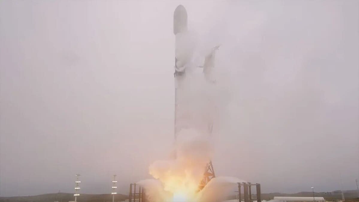 SpaceX отправила останки людей в космос Ракета Falcon 9 американской компании SpaceX с 70 полезными нагрузками для различных клиентов стартовала с территории космической базы Ванденберг в Калифорнии 24 июня, 00:25 по московскому времени, в рамках миссии Transporter 14. В число полезных нагрузок миссии Transporter 14 вошли различные спутники и кубсаты наблюдения за Землей, такие как радиолокационный аппарат Capella-17 компании Capella Space с синтезированной апертурой и Otter Pup 2 компании Starfish Space. Они попытаются выполнить первую в истории стыковку частных спутников на низкой околоземной орбите в конце 2025 года. В состав полезной нагрузки также вошла четвертая возвращаемая капсула калифорнийской компании Varda Space, которая занимается производством фармацевтических препаратов в космосе и их возвратом на Землю. На борту Falcon 9 — новый многоразовый космический корабль Nyx компании Exploration Company. Его задачей была мемориальная миссия в сотрудничестве с компанией Celestis, занимающейся космическим захоронением. Nyx несет так называемые капсулы бессмертия с кремированными останки и/или ДНК примерно 150 известных людей, которые останутся в космосе.
