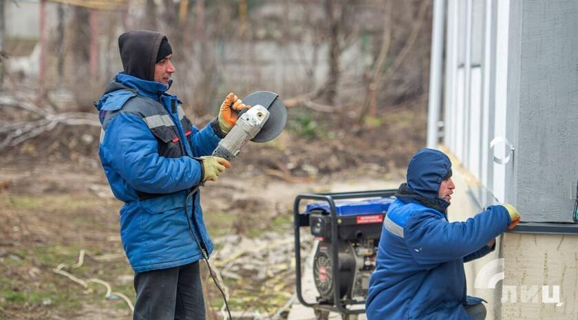 Волгоградская область в 2024 году в рамках шефской помощи восстановила в Станично-Луганском районе более 30 объектов. Об этом сообщили в администрации муниципального округа.  В частности, волгоградцы привели в порядок семь объектов уличного освещения, отремонтировали десять участков улично-дорожной сети, установили водонапорную башню и восстановили трубопроводы водоснабжения в поселках Петровка, Таловое и Станица Луганская. Кроме того, специалисты из шефа-региона отремонтировали систему отопления в яслях-саду «Сказка». Также ремонтные работы проводились в учебно-воспитательном комплексе «Теремок», средних школах в селах Передельское и Чугинка. Помимо этого, приведены в порядок две котельных в Станице Луганской, а также заменены 23 газовых узлов учета.