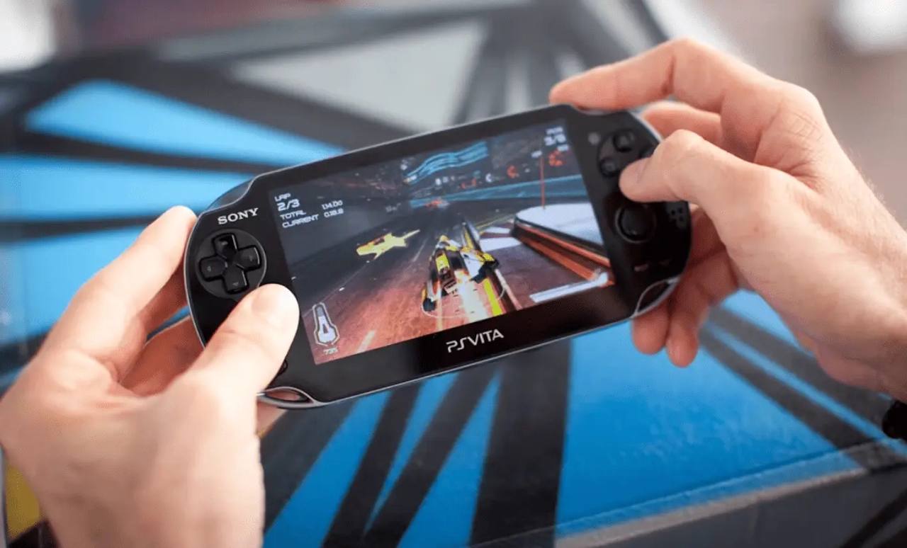 Шухей Йошида рассказал, почему PS Vita «не взлетела»  По словам бывшего исполнительного директора PlayStation, в то время у Sony было недостаточно ресурсов, чтобы продвигать несколько консолей.   В 2011 году продолжалась поддержка PS3, а также готовился релиз PS4, который перетянул все внимание команды.   Также проприетарные карты памяти для Vita стоили дороже для игроков, а сенсорная задняя панель повысила стоимость производства при своей «необязательности».