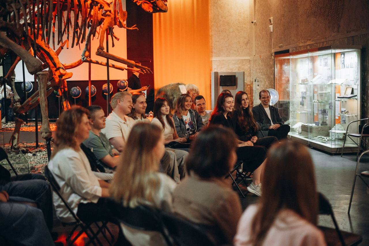 Факультет горных искусств учёные расскажут о пермской соли и горных заводах Урала Новый научный лекторий Факультет горных искусств будет проходить в Музее пермских древностей первая встреча 29 ноября Лекции открыты для всех кто интересуется наукой школьников студентов семей и пенсионеров Посетители лектория смогут также увидеть предметы из фондовой коллекции Пермского краеведческого музея многие экспонаты представят впервые Участие по входному билету в музей 29 ноября 15 00 Пермская соль Взгляд геолога 12 Лектор Данил Трапезников кандидат геолого минералогических наук научный сотрудник лаборатории геологии месторождений полезных ископаемых Горного института Уральского отделения РАН 13 декабря 15 00 Горные заводы Урала 12 Лектор Андрей Суханов младший научный сотрудник отдела аэрологии и теплофизики заместитель председателя совета молодых ученых Горного института Уральского отделения РАН Лекторий продолжится в 2026 году Организаторы Пермский краеведческий музей и Горный институт Уральского отделения Российской академии наук