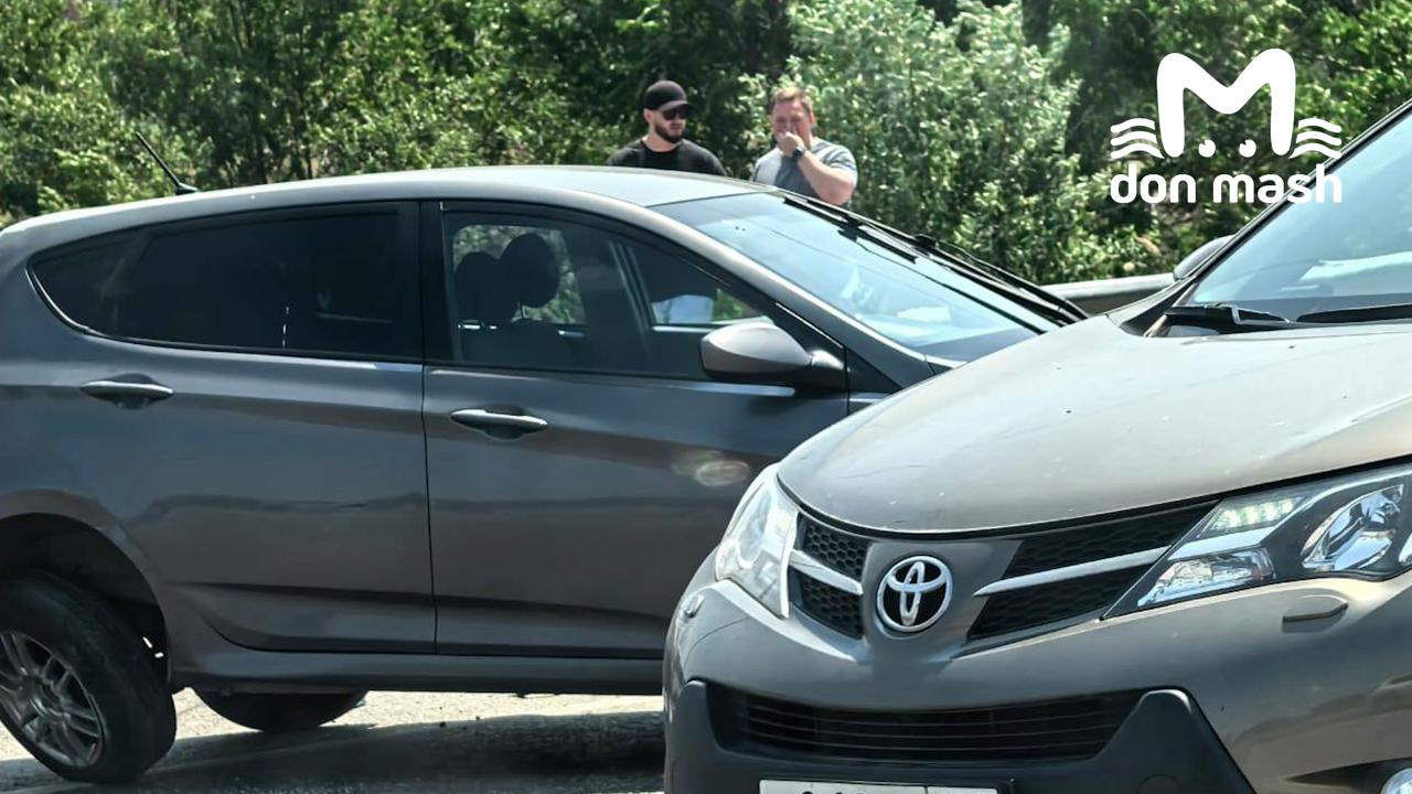 Минимум пять машин столкнулись и один человек пострадал в аварии на въезде в Батайск. Массовое ДТП произошло аккурат перед стелой. Из-за этого прямо сейчас затруднено движение в сторону Ростова.