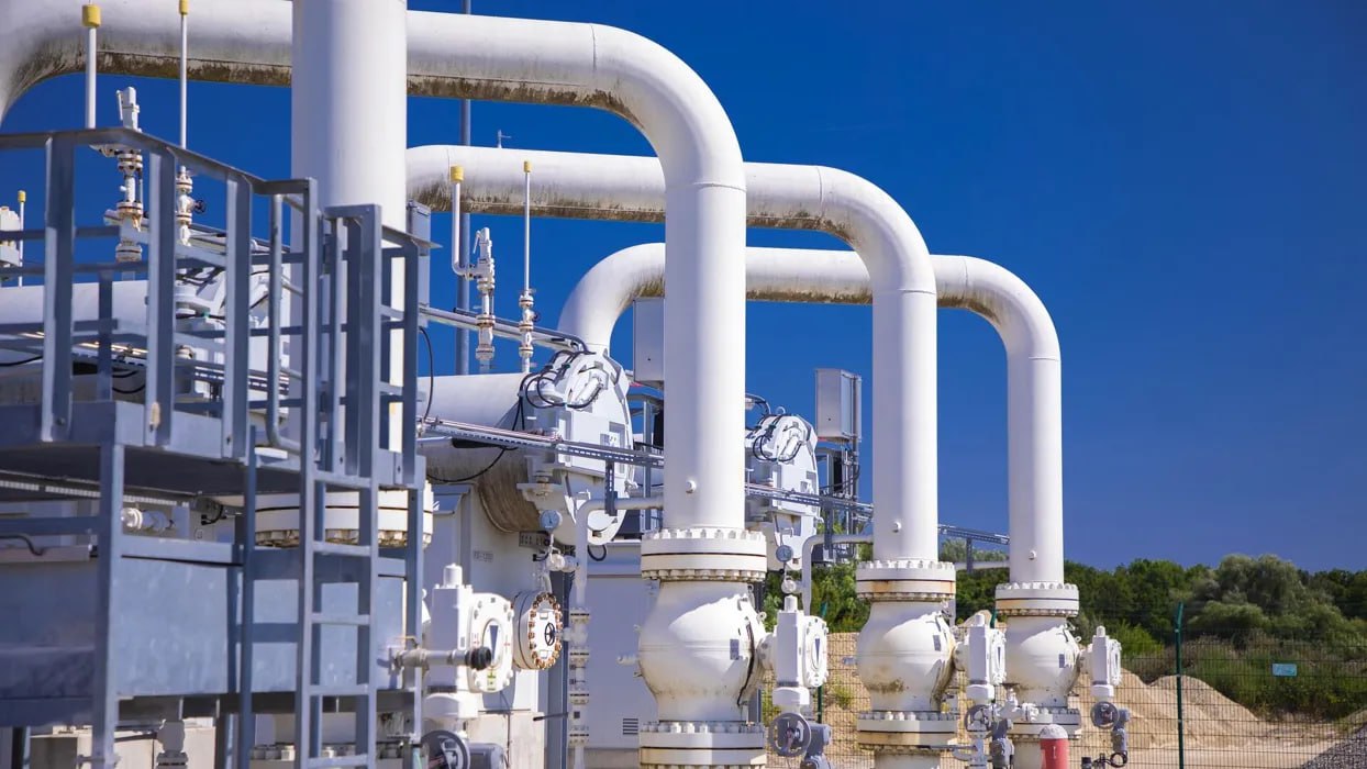 Цены на газ в Европе обрушились Биржевая стоимость газа в Европе утром во вторник снижается на 10%, примерно до 433 долларов за тысячу кубометров. Об этом свидетельствуют данные лондонской биржи ICE. В начале торгов на бирже в 9:00 по московскому времени стоимость июльских фьючерсов на индекс TTF, который является крупнейшим европейским хабом и расположен в Нидерландах, составила 436,9 доллара за тысячу кубометров. Это на 9,3% ниже, чем расчетная цена предыдущего дня — 481,7 доллара за тысячу кубометров. К 9:04 по московскому времени стоимость фьючерсов снизилась до 432,6 доллара за тысячу кубометров, что на 10,2% ниже расчетной цены предыдущего дня. В середине февраля стоимость газа на бирже в Европе достигла рекордных показателей за два года, превысив отметку в 630 долларов за тысячу кубометров.