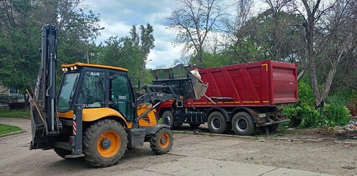 Выполнены работы по вывозу мусора в городе Молодогвардейске 19 июня в городе Молодогвардейске с помощью техники, предоставленной муниципальным унитарным предприятием «Чистый город» проводились работы по вывозу мусора. Мероприятия провели по следующим адресам расположения точек сбора ТБО: квартал Кошевого, р-н дома 25/26 и дома 50/51. В работах было задействовано 3 единицы техники, что позволило оперативно и эффективно справиться с задачей. Всего вывезено 100 м3 мусора. Работы по вывозу мусора не только способствуют улучшению внешнего вида города, но и играют важную роль в обеспечении здоровья и безопасности его жителей. ‼ Работы по благоустройству в этом направлении будут продолжены.