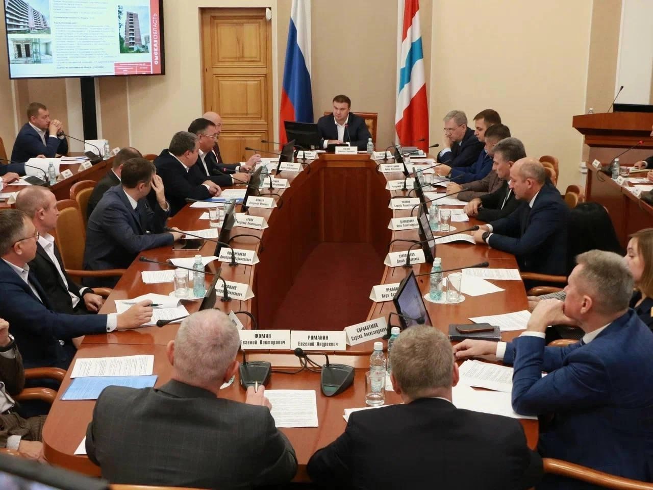 Виталий Хоценко провел очередное заседание комиссии по вопросам проблемного долевого строительства   Сейчас в регионе насчитывается 18 проблемных домов связанных с интересами 1597 участников долевого строительства 14 объектов уже включены в федеральный реестр еще четыре дома находятся в региональном плане графике По каждому объекту ведется отдельная работа а специальная комиссия регулярно проверяет исполнение поручений Узнать подробности   Открытая трибуна