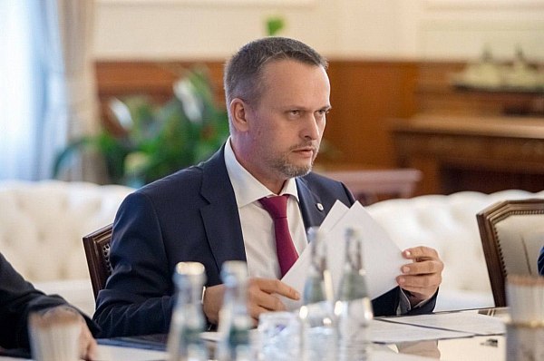 В Еврейской автономной области может быть создан международный аэропорт Инициативу создания международного аэропорта в Еврейской автономной области обсудили на рабочей встрече министр транспорта Андрей Никитин и губернатор региона Мария Костюк В обсуждении принял участие руководитель Росавиации Дмитрий Ядров Об этом сообщает AVIA RU со ссылкой на данные Росавиации Строительство воздушной гавани позволит повысить туристическую привлекательность области За девять месяцев текущего года турпоток здесь увеличился на 41 Для реализации проекта рекомендовано создать межведомственную рабочую группу Также готовится дорожная карта определяющая этапы оценки и сроки строительства нового аэропортового комплекса aviaru net n289871