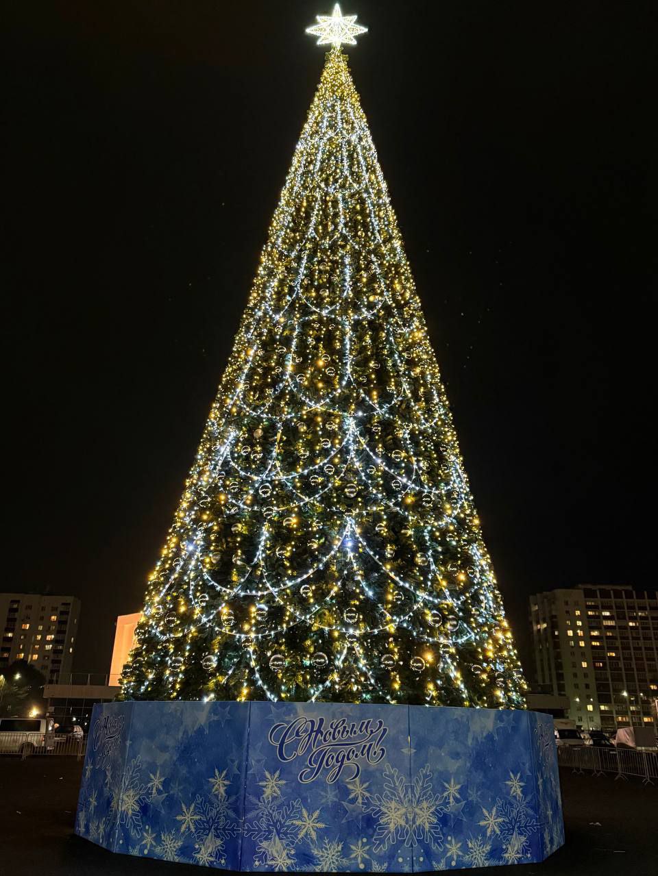 Установили главную елку Октябрьского района Перед Дворцом спорта в Уфе теперь красуется 22 метровая красавица В этом году ее нарядили с особым размахом 797 новых шаров 160 зеркальных снежинок и почти 2 км гирлянд По словами главы администрации района Антона Тарасова ель выглядит по настоящему волшебно и готова дарить городу новогоднее настроение БСТ в Telegram БСТ в МАХ
