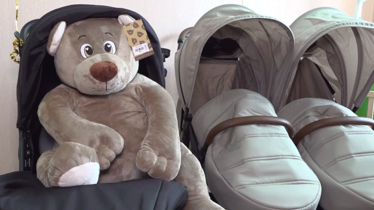 Бесплатный прокат детских вещей стал популярным среди семей Суземского района   guberniya tv obshhestvo 321283 В Суземском районе всё больше семей с маленькими детьми пользуются бесплатным пунктом проката где молодым родителям выдают коляски кроватки и другое необходимое оборудование Сервис расширяет ассортимент и становится востребованной поддержкой для семей с новорождёнными ƃℾ подписаться прислать новость