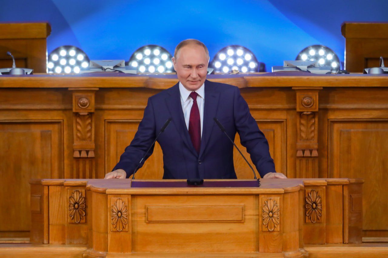 Владимир Путин поприветствовал участников XI Невского международного экологического конгресса. «Девиз нынешнего Конгресса “Планета Земля: гармония человека и природы” отражает общее стремление международного сообщества к сохранению и восстановлению окружающей среды как важнейшей составляющей устойчивого развития — прежде всего за счет соблюдения требований экологической безопасности, защиты особо охраняемых природных территорий, рационального использования природных ресурсов, построения экономики замкнутого цикла, запуска и выполнения соответствующих государственных программ», — отметил президент, подчеркнув, что тем же целям служит российский национальный проект «Экологическое благополучие», реализация которого началась в этом году.