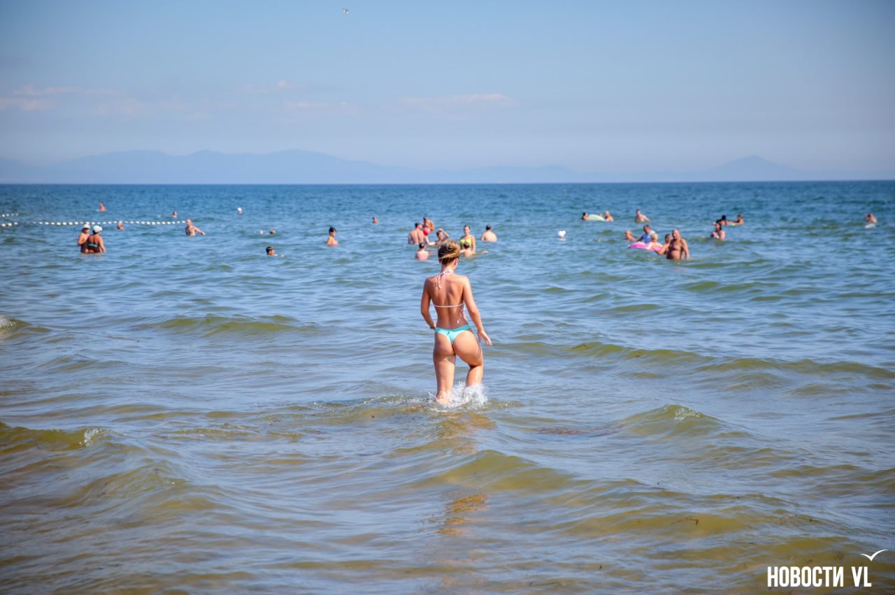 Аномально тёплое море: в июле вода у приморских берегов прогрелась на 5-6 градусов выше многолетней нормы Необычно высокие температуры воды зафиксировали синоптики в акватории Приморья. Данные морского гидрометеорологического поста Токаревский показывают существенное отклонение от нормы. В июне 2025 года экстремальные значения температуры воды превысили показатели июня 2024 года на 5-7 градусов. Среднемесячная температура воды оказалась выше многолетней нормы на 4°С. Подробнее