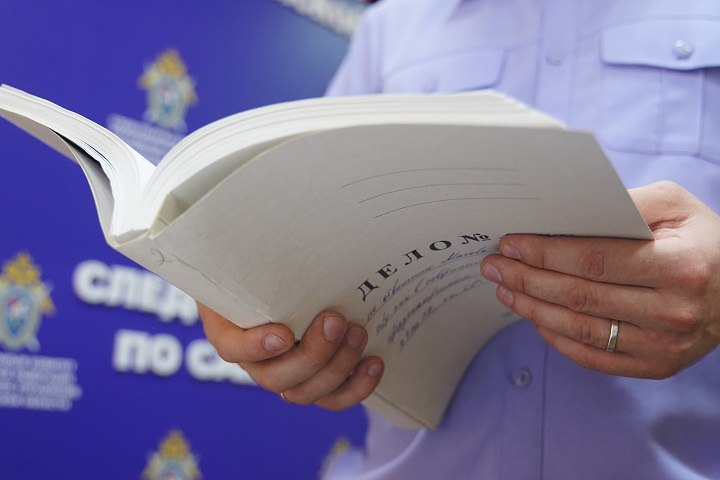 Участнику СВО выплатили компенсацию за сгоревшую квартиру Прокуратура Мирного в Якутии провела проверку после жалобы участника специальной военной операции Выяснилось что его собственная квартира была признана аварийной и подлежала сносу а позже и вовсе сгорела но местная администрация отказала мужчине в положенной денежной компенсации за утраченное жилье Прокурор обратился в суд чтобы защитить права участника СВО Суд полностью поддержал требования и постановил взыскать с администрации Мирного компенсацию более 4 2 миллиона рублей Эти деньги должны были заменить ему уничтоженное аварийное жилье В настоящее время вся сумма компенсации была перечислена заявителю Таким образом нарушенные жилищные права участника специальной военной операции были полностью восстановлены