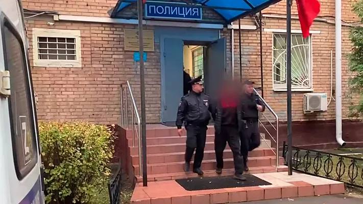 В Подольске задержали иностранного специалиста за попытку изнасилования ребёнка Директор продуктового магазина заметила, как мигрант пристаёт к 9-летней девочке и вызвала полицию. Педофила быстро задержали им оказался 43-летний гражданин Узбекистана Хуршид К. По данным СМИ Хуршид ранее был судим за убийство, но это не мешает ему кайфовать в РФ и нападать на маленьких девочек. Всё в рамках того самого «мудрого плана». Девочка, ученица третьего класса, очевидно, пережила сильнейший стресс, последствия которого могут быть долгосрочными. В Таджикистане снова растёт количество тяжких преступлений Вот здесь мы рассказывали про актуальные данные на декабрь прошлого года, а сейчас уже появились более свежие цифры. Подписаться