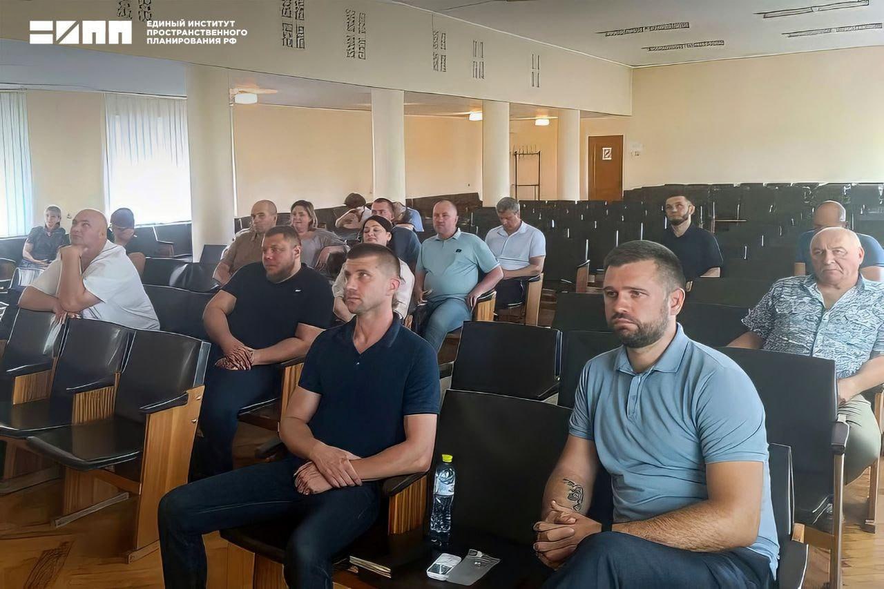 Проектные решения генплана Скадовского муниципального округа обсудили в Скадовске Херсонской области Эксперты ЕИПП РФ Константин Самылов и Елена Ванюрская в рамках рабочей поездки приняли участие в совещании по согласованию проектных предложений генерального плана Скадовского муниципального округа. Единый институт представил начальнику отдела архитектуры и строительства Скадовского муниципального округа Валентину Драбе и представителям местной администрации предложения по определению границ населенных пунктов территории округа и проектное функциональное зонирование с горизонтом планирования до 2045 года. Предложенные проектные решения получили одобрение участников совещания, а также была дана высокая оценка работе, проделанной специалистами ЕИПП РФ. В 2025 году Институт разрабатывает схему территориального планирования Херсонской области, а также проекты генеральных планов Скадовского, Генического, Каланчакского, Голопристанского и Чаплинского муниципальных округов.