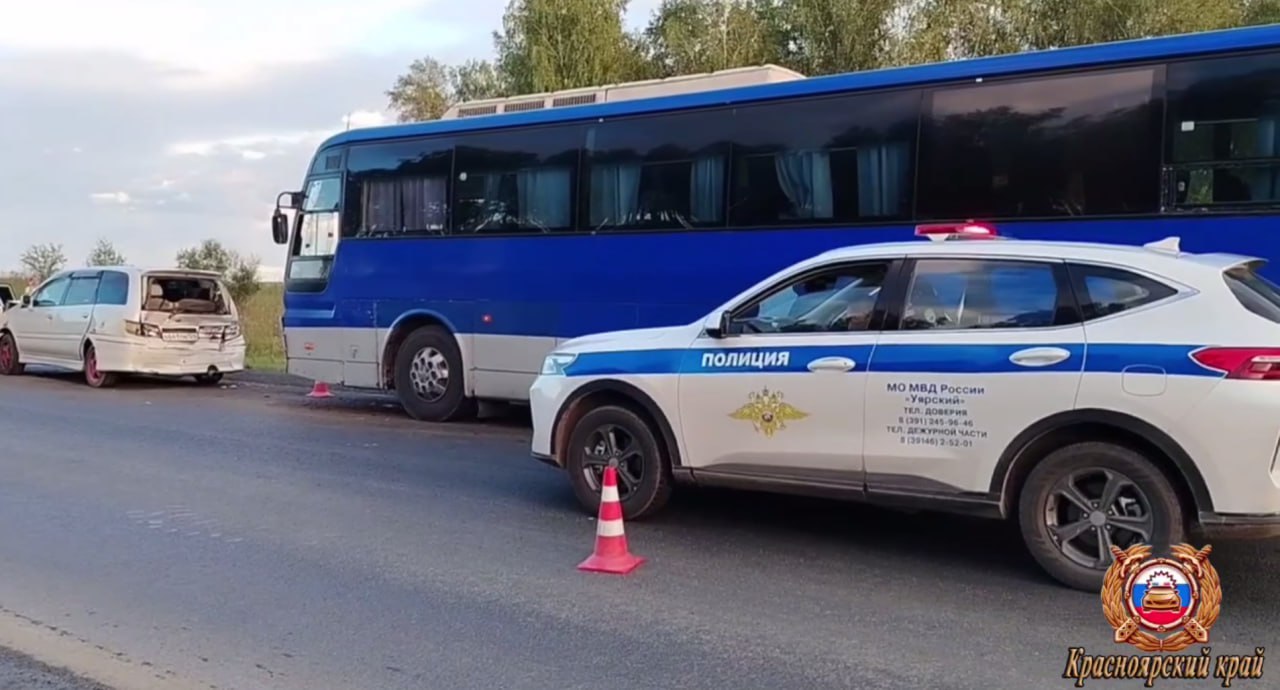Рейсовый автобус собрал паровозик из машин на трассе пострадал ребенок Авария произошла в Уярском районе По предварительной информации 59 летний водитель автобуса Hyundai ехал в сторону Канска когда врезался в четыре легковушки и грузовик Sitrak В результате ДТП пострадал 11 летний пассажир одного из автомобилей В момент ДТП ребенок был пристегнут В салоне автобуса находилось 42 пассажира никто не пострадал Это Борус Люди