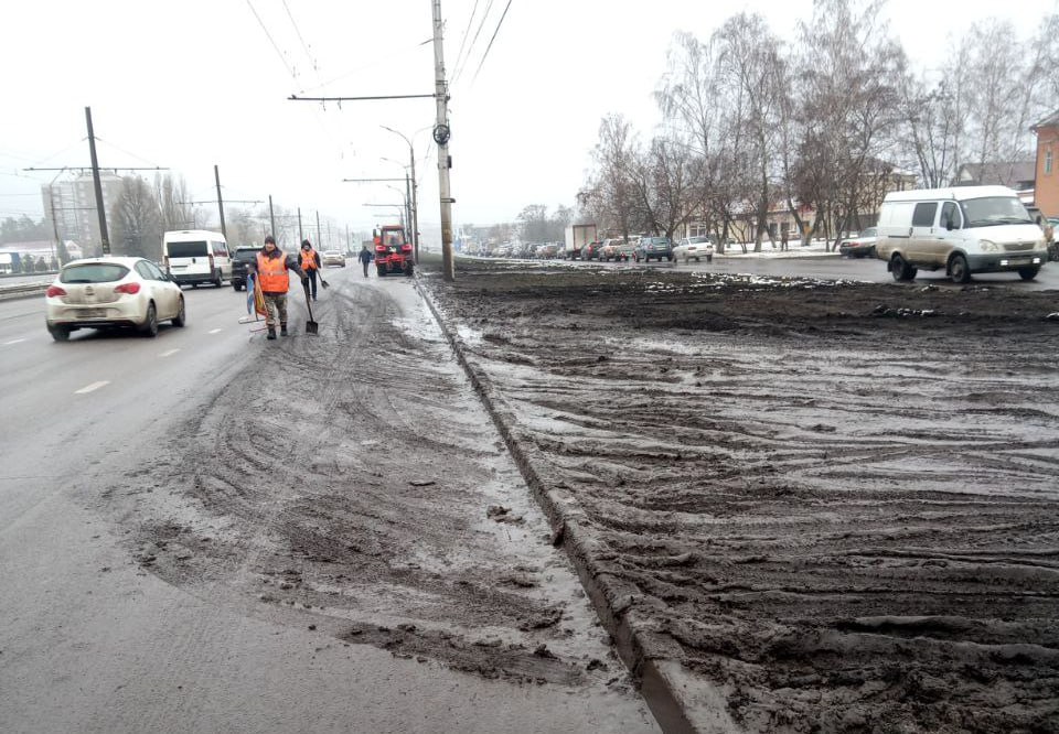 На улице Энгельса недобросовестные водители организовали несанкционированный выезд. Об этом рассказали в комитете ЖКХ.   По завершении ремонта теплосети на участке улицы было произведено благоустройство. Однако ряд водителей начал использовать облагороженную территорию в качестве выезда с дублера на главную улицу.   В результате испорчена не только озелененная разделительная полоса, но и создается аварийная ситуация. Тянущийся за колесами грунт делает скользкой проезжую часть.   В ведомстве просят водителей соблюдать правила ПДД.  #НовостиКурска #Дороги46