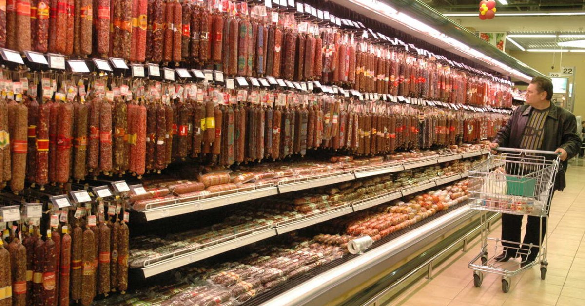Беларусь резко нарастила экспорт мяса За первое полугодие 2025-го экспортировали более 27 тыс. тонн, что в 7 раз больше, чем за тот же период год назад. Объём продаж в деньгах вырос в 13 раз — до $129 млн. Основной спрос — на говядину: замороженную и охлаждённую. За каждый лот на торгах конкурируют до 4 иностранных компаний. Сейчас, например, килограмм замороженного жилованного мяса для поставок в Россию стоит 429–456 рублей — это на 23% дороже, чем год назад. На фоне мирового дефицита предложения, спрос на белорусское мясо растёт в Китае, Японии и Южной Корее.