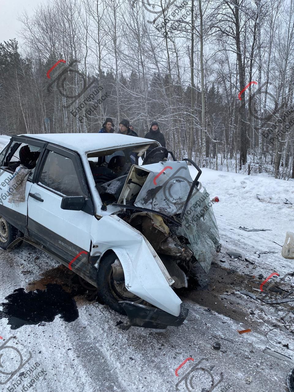 ДТП с тремя погибшими произошло сегодня в Волчихинском районе Алтайского края  Как сообщает пресс-служба СК и прокуратуры, предварительно установлено, что 29 января 2025 года на 157 км автодороги «Волчиха — Новоегорьевское» водитель «ВАЗ 21099» при обгоне допустил столкновение с автомобилем «Рено Логан».   В результате погибло трое граждан  в автомобиле ВАЗ —два, в Рено — один , еще двое пассажиров транспортных средств, среди которых ребенок, обратились за медицинской помощью. По словам очевидцев, водитель "девятки" летел по встречке, обгоняя машины, и лоб в лоб столкнулся с "Рено".  По поручению прокурора Алтайского края прокуратурой Волчихинского района проводится проверка исполнения законодательства о безопасности дорожного движения, причин и условий, способствовавших происшествию.