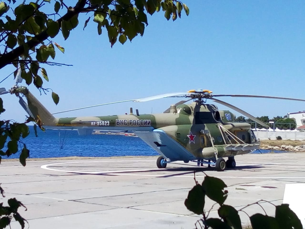 Севастопольская «вертолетка» перешла к «Ростеху» ФГУП «Севастопольское авиационное предприятие» преобразовано в акционерное общество, 100% акций которого находятся в федеральной собственности. Весь пакет акций передается госкорпорации «Ростех». Соответствующий указ 5 мая подписан президентом России Владимиром Путиным. В опубликованном на официальном портале документе сказано, что президент принимает предложение правительства РФ и передает вертолетный завод в качестве имущественного взноса госкорпорации по содействию разработке, производству и экспорту высокотехнологичной промышленной продукции «Ростех». Мероприятия по преобразованию и переходу завода новому собственнику должны быть выполнены в течение 25 месяцев. Фото: ФГУП "Севастопольское авиационное предприятие" Читайте Севкор