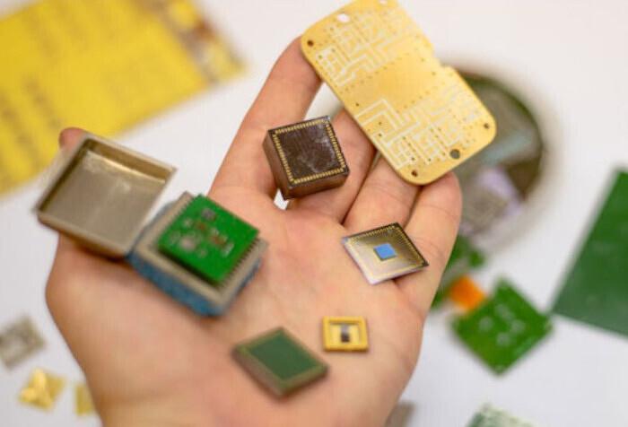 Власти выделили 55 миллиардов на доводку оборудования и материалов для российских чипов до серийного производства Центры появятся в Зеленограде к 2028 г и в Санкт Петербурге к 2027 г Как следует из презентации Минпромторга на создание Базового центра выделили 50 млрд руб Его площадь составит 9 тыс кв м Он будет работать с микроэлектроникой и силовой электроникой по технологии 250 90нанометров нм на пластинах диаметром 200 мм В эксплуатацию центр будет введен в 2028 г Второй центр под названием Стартовый будет работать на базе Национального исследовательского университета Московского института электронной техники НИУ МИЭТ также в Зеленограде На него выделили 4 5 млрд руб следует из документа министерства Подписаться niiet Поддержать канал