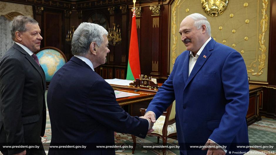 США намерены освободить еще 50 политзаключенных в Беларуси Дональд Трамп объявил о назначении спецпосланником по Беларуси Джона Коула назвав его одним из по настоящему великих юристов нашего времени Он уже успешно провел переговоры об освобождении 100 заложников и собирается освободить еще 50 написал президент США в соцсети Truth Social В сентябре Джон Коул возглавлял американскую делегацию на переговорах в Беларуси Трамп также поблагодарил правителя Беларуси Александра Лукашенко за внимание к освобождению этих дополнительных людей На фото Джон Kоул и Александр Лукашенко в сентябре 2025 dw belarus