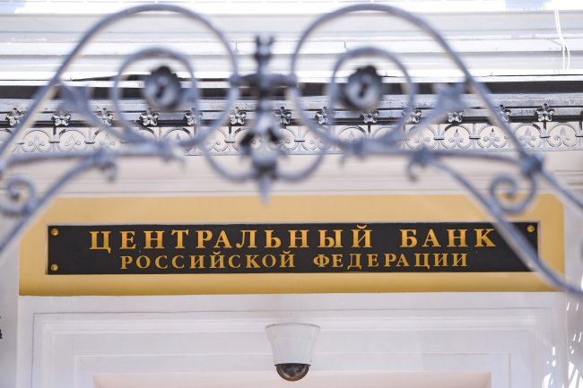 Быстрые темпы роста цен в начале года и высокие инфляционные ожидания населения и предприятий могут стать для Банка России причиной не менять ключевую ставку на ближайших заседания совета директоров в феврале и марте Об этом Российской газете рассказал доцент экономического факультета МГУ главный экономист рейтингового агентства Эксперт РА Антон Табах Базовый сценарий совет директоров возьмет паузу минимум до марта а скорее всего до апреля Скорость роста цен из за повышения НДС пока опережает темпы 2019 инфляционные ожидания высокие но экономическая активность очень слабая В таких условиях не менять ставку и сигнал лучше всего соответствует риторике ЦБ пояснил свой прогноз Антон Табах По его словам на заседании совета директоров Центробанка 13 февраля мы скорее всего увидим повышение прогнозного уровня инфляции на 2026 год поскольку это заседание опорное   По данным Росстата с начала 2026 года к 2 февраля инфляция составила 2 05 это одно из самых больших значений за последние годы Инфляционные ожидания населения в январе по сравнению с декабрем не изменились и остались на уровне в 13 7 Фото РИА Новости Подписаться на Российскую газету в Читать нас в MAX