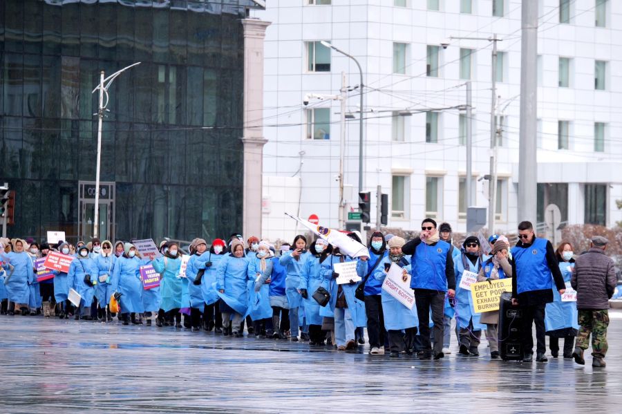 Исполнительный совет Профсоюза работников здравоохранения Монголии решился на проведение общенациональной забастовки На пресс конференции 4 ноября было объявлено что она стартует с 13 ноября Об этом сообщает ИА Монцамэ Представители совета отмечают что правительство неоднократно просили увеличить базовую зарплату медиков до 3 5 миллиона тугриков но тщетно По этой причине было решено возбудить коллективный трудовой спор и объявить забастовку монголия mongoluls24