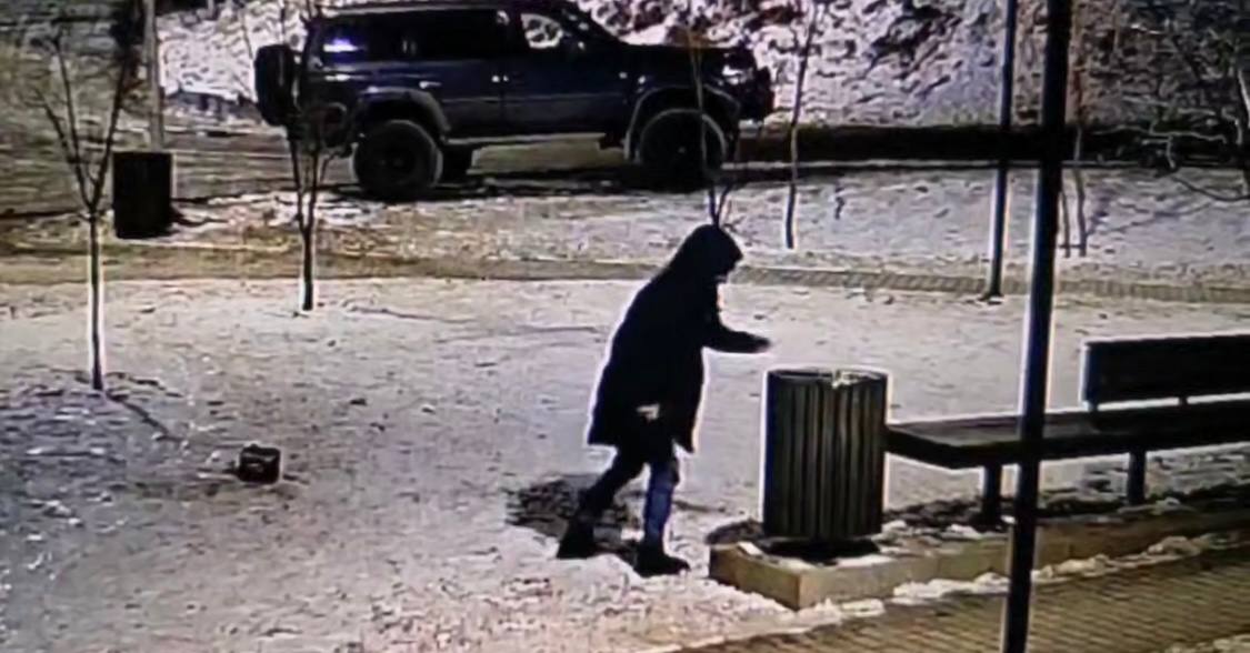 Полиция проверяет обстоятельства инцидента в Первореченском районе Владивостока В ходе мониторинга социальных сетей полицейскими обнаружена публикация о том что в районе улицы Ульяновской неизвестные повредили урну В настоящее время по данному факту проводится проверка устанавливаются обстоятельства произошедшего и личности участников инцидента По результатам проверки будет принято законное и обоснованное решение Стоит отметить что в полицию по данному факту обращений от граждан не поступало      Полиция напоминает если в отношении вас совершаются противоправные действия или вы стали очевидцем совершения преступления либо правонарушения следует незамедлительно обратиться в органы внутренних дел по телефонам 02 102 либо по единому номеру телефона экстренных служб 112 Также можно обратиться по номерам телефонов дежурных частей территориальных органов внутренних дел Приморского края узнать которые можно на сайте Управления МВД России по Приморскому краю перейдя по ссылке   25 мвд рф ovd Обращение можно подать и на официальном сайте Управления МВД России по Приморскому краю   25 мвд рф request main   t me prim police   vk com public180487861   ok ru group 55028167540942   25 мвд рф