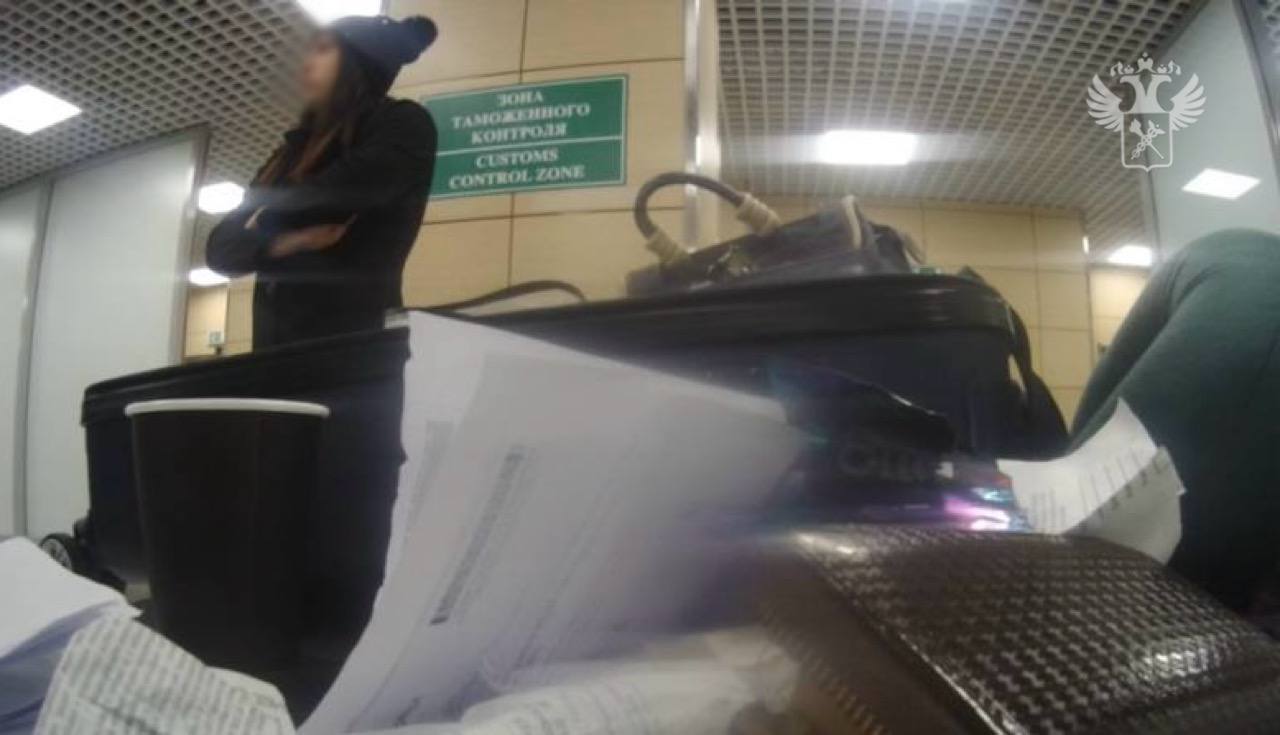 В аэропорту Домодедово таможенники задержали наркокурьера транса гражданку Бразилии прилетевшую рейсом из Дубая Пассажирка прятала наркотики крайне оригинальным способом один пакет был замаскирован в нижнем белье а второй ну вы поняли Девушка согласилась везти контрабандный груз за деньги по предложению совершенно незнакомых лиц Сейчас эксперты подтвердили что содержимое пакетов весом 250 грамм было кокаином Уголовное дело возбуждено обвиняемой грозят серьёзные сроки от 15 лет вплоть до пожизненного со штрафом до 1 млн рублей Подписаться на Москва 24 Наши каналы Новости в MAX