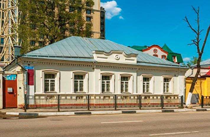 Воронежский областной литературный музей имени Никитина выступил заказчиком торгов на проведение ремонтных работ в объекте культурного наследия регионального значения — «Доме Тюриных» постройки середины 19 века, который принадлежал Анне Тюриной, двоюродной сестре поэта Ивана Никитина Здание расположено по адресу Никитинская, д. 22, здесь находится филиал музея, посвященный Самуилу Маршаку. Лот № 0131200001025004955. Начальная цена - 16 670 000 рублей. Срок подачи заявок - до 2 июля. Подведение итогов - 4 июля. Подрядчик в срок до 1 декабря должен будет выполнить ремонт и реставрацию фасадов и крыши одноэтажного здания, реставрацию интерьеров, окон и дверей, а также крыши, фундамента и инженерных систем и системы видеонаблюдения исторического здания. Для участия в конкурсе требуется лицензия Министерства культуры РФ.