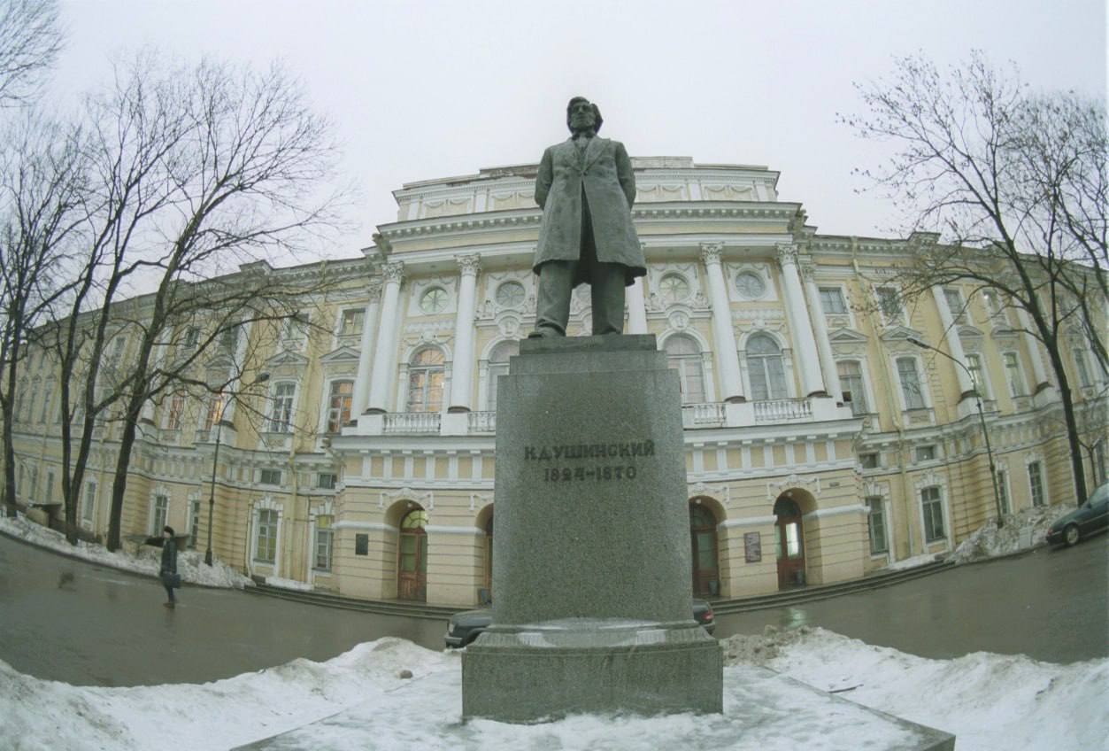 РГПУ им Герцена откроет школы для студентов иностранцев из стран БРИКС заявил ректор вуза Сергей Тарасов На данный момент помимо России в состав БРИКС входят ещё 9 государств Бразилия Индия Китай ЮАР Египет Эфиопия Иран Индонезия и ОАЭ Как рассказал журналистам Тарасов планы по созданию летних и зимних школ на базе университета обсуждались на форуме ректоров России и стран БРИКС где руководители вузов провели огромное количество встреч Ректор РГПУ им Герцена добавил что страны БРИКС выражают заинтересованность в изучении русского языка а у петербургского вуза есть большой опыт работы в этом направлении благодаря участию в проекте Минпросвещения по созданию языковых центров ДП Подписаться на DP RU