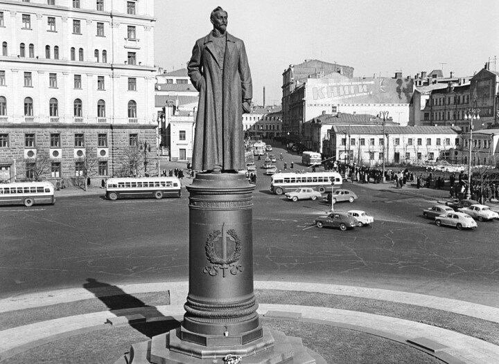 Соловецкий камень – мемориал жертвам политических репрессий на Лубянской площади в Москве – нужно перенести, так как к нему приходят не на акцию памяти, а на политические акции, заявил  глава СПЧ Валерий Фадеев.  Ну да. И я даже знаю, что можно поставить на его место...