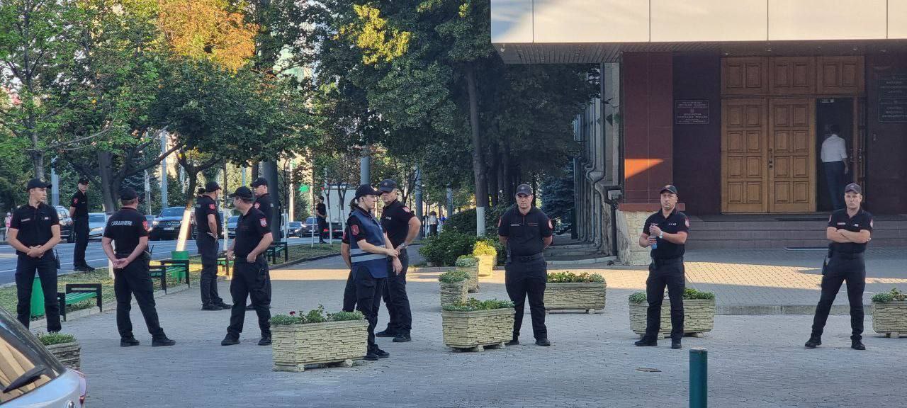 В Кишиневе проходит заседание суда по делу Марины Таубер   Прокуроры требуют для Таубер 13 лет лишения свободы по делу о незаконном финансировании партии «Шор», подделке финансовых отчётов и вмешательстве в правосудие. Ранее заседание было перенесено из-за забастовки адвокатов. На месте дежурят карабинеры и сотрудники полиции.
