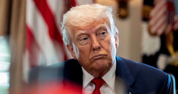 Трампу отменили штраф на сумму более 500 миллионов Апелляционный суд Нью Йорка отменил решение нижестоящей инстанции которое обязывало президента США Дональда Трампа выплатить 515 млн по делу о мошенничестве при оценке активов компании Trump Organization