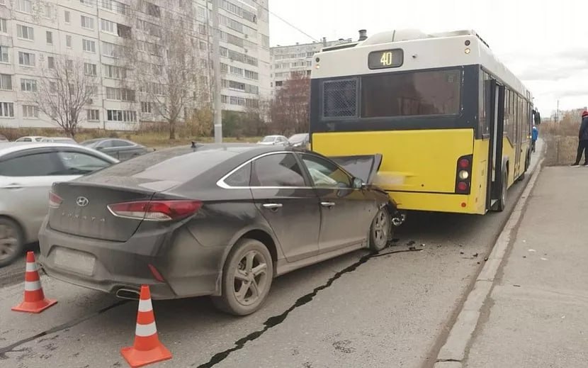 Водитель Hyundai Solaris врезался в автобус 40-го маршрута на ул. Союзной в Ижевске  Авария произошла около 13 часов 28 октября на остановке общественного транспорта, сообщает Отделе УГИБДД УМВД по Ижевску.   В результате ДТП была травмирована и доставлена в больницу пассажирка автобуса 1983 года рождения.   Причины аварии устанавливаются.   Фото: ОГИБДД УМВД по Ижевску   #Удмуртия #Ижевск