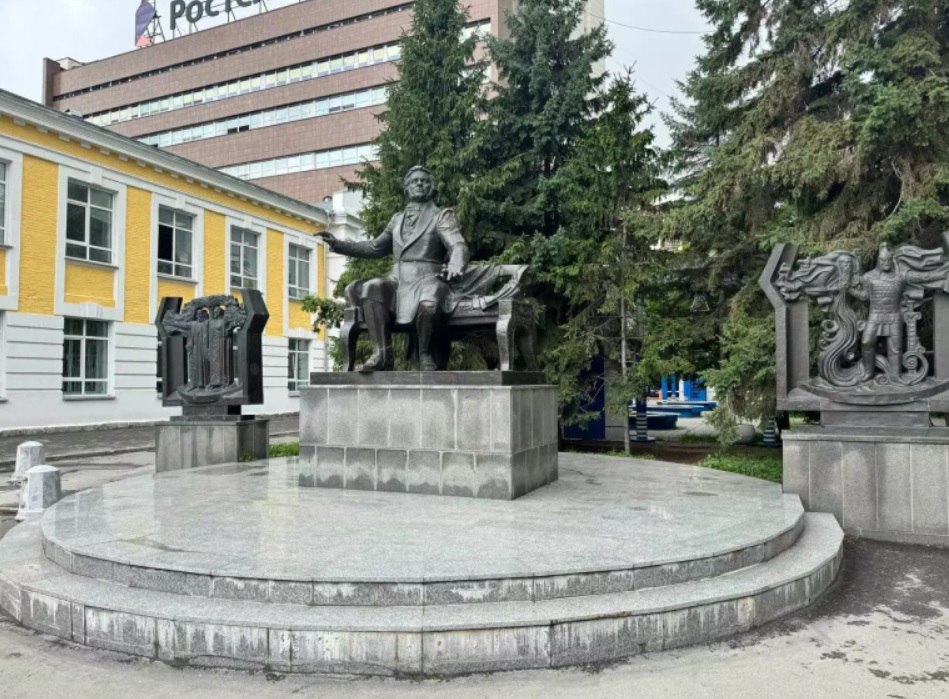 Сквер у Новосибирской консерватории и памятник композитору Михаилу Глинке отремонтировали в Новосибирске на работы потратили 24 миллиона На территории ликвидировали стихийную парковку подняли основание памятника выложили гранитную плитку и сделали дополнительное асфальтирование Чего на этом месте больше нет так это огромной вечной лужи между зданиями Также в мэрии Новосибирска рассказали что на обновлённой территории высадили 700 деревьев и кустарников Такое мы одобряем