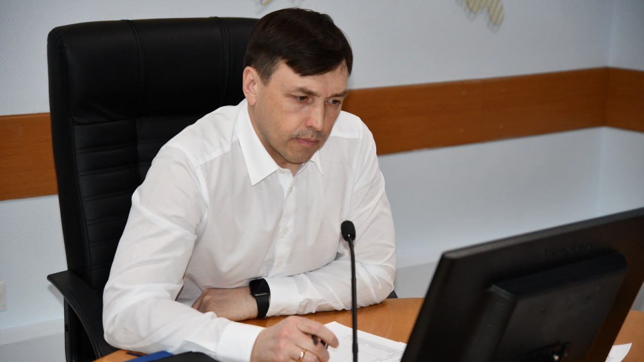 Фаниль Аглиуллин вернется на должность главы минземимущества Татарстана Он уже занимал министерсткое кресло в 2019 2024 годах пока не отправился курировать подшефный Татарстану Лисичнск в статусе вице премьера Теперь на новые территории поедет экс глава минмола Ринат Садыков Аглиуллин вернется на прежнее место работы Фото минземимущества республики inkazanischa