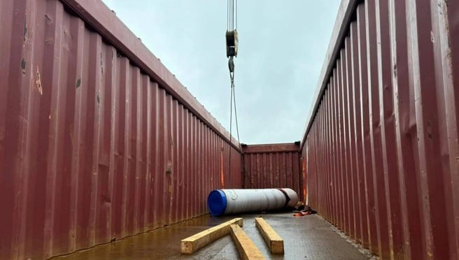 Во Владивостоке на рабочего упала большая металлическая труба, придавив мужчину насмерть. Трагедия произошла 4 июня 2025 года из-за нарушения правил охраны труда сотрудниками компании. Пострадавшему было 48 лет, он скончался от полученных травм. По факту происшествия начато уголовное дело по статье о нарушении охраны труда, повлекшем смерть человека. Расследование находится под контролем прокуратуры. Также проверят, насколько логистическая компания соблюдает требования по охране труда. Подписаться
