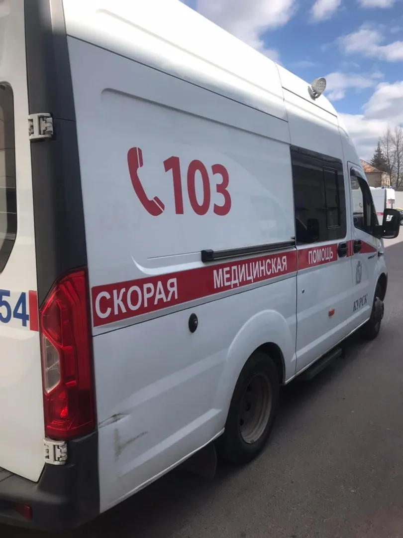 В Курской области в результате вражеской атаки местный житель оказался в больнице с ожогами ВСУ атаковали деревню Долгие Буды Беловского района В результате 64 летний мужчина получил термические ожоги лица рук и ног В тяжелом состоянии его доставили в областную больницу Об этом сообщил губернатор Курской области Александр Хинштейн Вместе с этим из за вражеских нападений в двух квартирах в поселке Колячек Хомутовского района пострадало остекление В деревне 1 е Яньково Рыльского района повреждения получили зернохранилище и перегрузчик агрофермы Рыльская Всего с 26 по 27 апреля в небе над регионом сбили 35 беспилотников Дважды с их помощью ВСУ сбрасывали взрывные устройства Также было зафиксировано 20 артобстрелов Курская Telega Прислать новость
