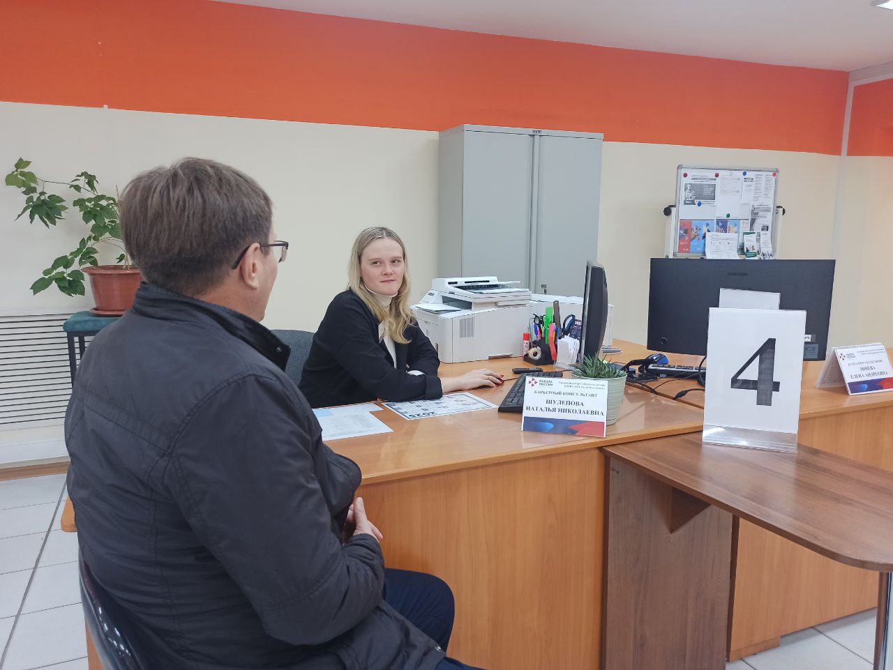 Служба занятости Кировской области помогает трудоустроиться людям с инвалидностью В этом году работу нашли уже 174 человека пятеро из них после переобучения Кадровые консультанты помогут в процессе обучения Напомним что для работодателей действует поддержка в рамках федерального проекта Активные меры содействия занятости нацпроекта Кадры можно получить до 200 тысяч рублей на оборудование рабочего места для человека с инвалидностью Подробную информацию обо всех действующих мерах поддержки можно узнать в кадровых центрах Кировской области или по телефону горячей линии 8 922 976 43 56 Подписывайтесь на канал Кировской области в MAX