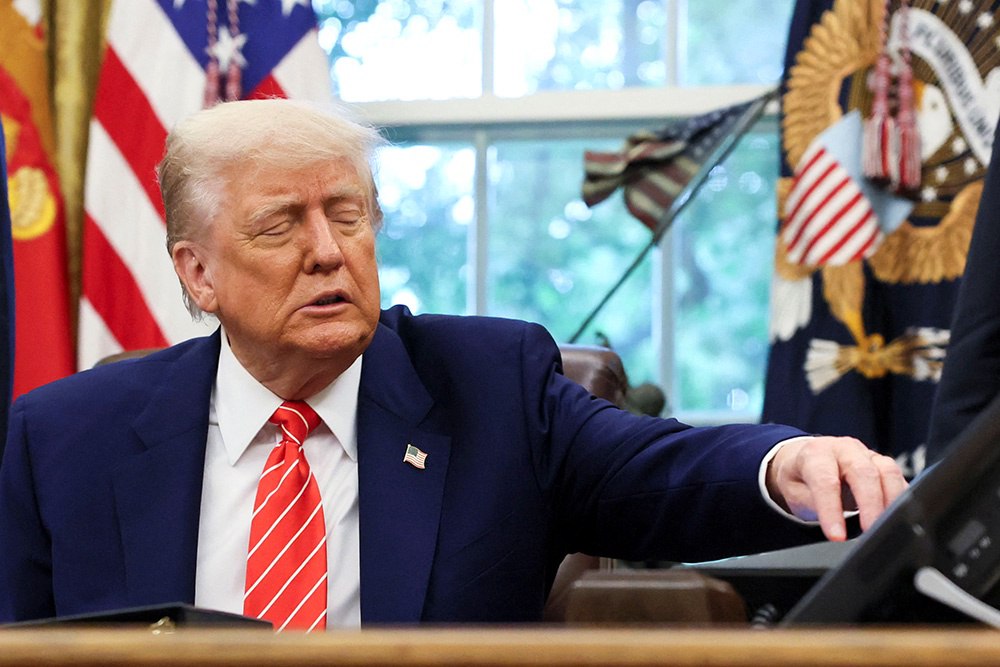 Администрация президента Дональда Трампа может запретить или ограничить въезд в Соединенные Штаты гражданам еще 36 стран. Об этом сообщила газета The Washington Post, ссылаясь на внутреннюю документацию Госдепа. По информации издания, в список государств, жителям которых могут отказать в получении американской визы, входят 25 стран Африки, в том числе, Египет и Джибути, а также страны Центральной Азии и Карибского региона. Накануне служебная записка на эту тему была подписана госсекретарем США Марко Рубио и направлена американским дипломатам, которые работают со странами из этого списка. Фото: REUTERS
