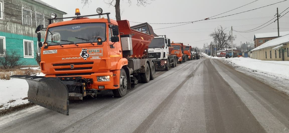 Коммунальные службы Артёма готовы к непогоде   В настоящее время семь комбинированных дорожных машин и пять тракторов выходят на дороги Артёма для ликвидации последствий осадков. Дорожники обрабатывают реагентами аварийно-опасные участки дорог. Далее коммунальщики приступят к очистке тротуаров и пешеходных дорожек. Сейчас в Артёме продолжает идти снег.   Просьба к автовладельцам не создавать препятствий в работе спецтехники!  Читайте нас в социальных сетях ВКонтакте и Одноклассники