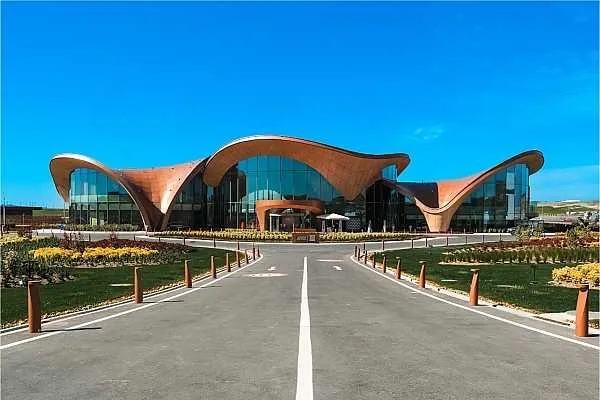 В Стамбульском аэропорту открыли крупнейший в мире VIP терминал Jetex IGA В аэропорту Стамбула IGA состоялось торжественное открытие Jetex IGA C VIP крупнейшего в мире и полностью независимого частного терминала работающего по предварительной записи Объект расположен на территории авиагавани но отдален от основного пассажирского терминала Проект реализован совместно с глобальным оператором Jetex Об этом пишет сетевое издание Buying Business Travel Russia Общая площадь трехэтажного здания составляет 5 тыс кв м а его пропускная способность 350 400 человек в день Jetex IGA предлагает путешественникам эксклюзивный сервис отдельные люксы с зонами отдыха обеденными зонами и ванными комнатами а также лаунж зоны с услугами консьержа Гости смогут воспользоваться ускоренным прохождением паспортного и таможенного контроля через специальные пункты пропуска aviaru net n295422 Оставайся в информационном потоке подпишись на наш канал в MAX