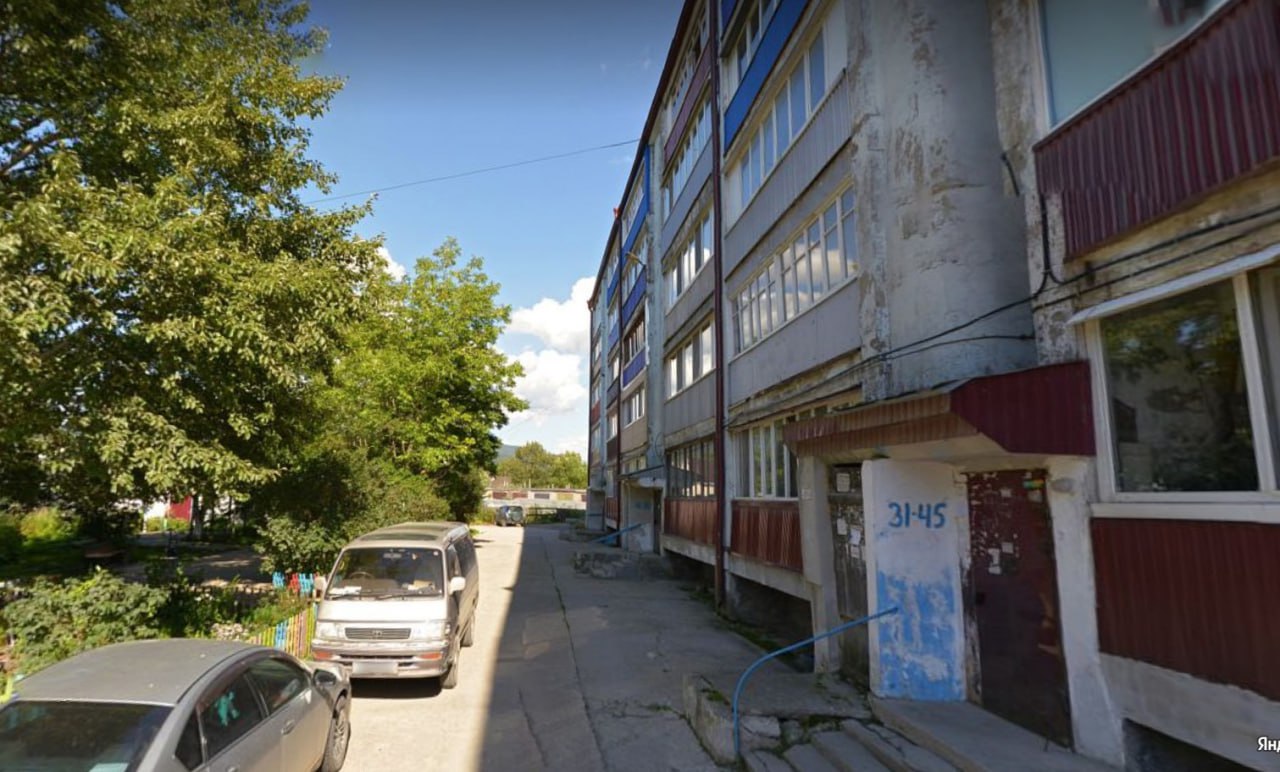 Балкон загорелся в Южно-Сахалинске на одноимённой улице О пожаре в доме №10 сообщили в 9.40. Через пять минут прибыли 15 сотрудников на 3 единицах техники МЧС. Ещё через пять минут огонь локализовали, в 10.09 - ликвидировали на площади 1 квадратный метр. Никто не пострадал. - ——— : Прислать нам новость: