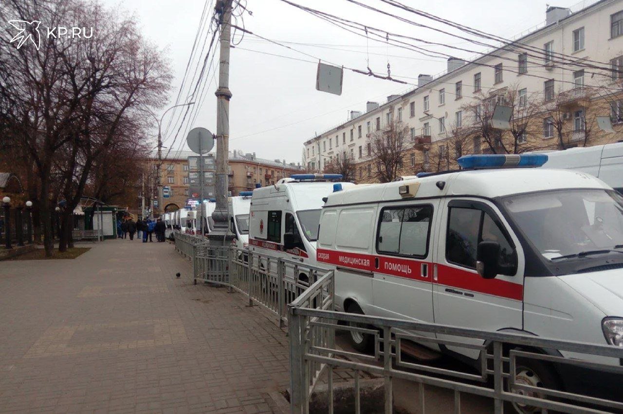 В воронежском ТЦ, упав со стремянки, получила тяжелые травмы декоратор  В торговом центре «Максимир» произошел несчастный случай с 23-летней работницей. Девушка, работающая в магазине «СИН» декоратором, убирала полки на складе, стоя на стремянке. В какой-то момент работница не удержалась, потеряла равновесие и упала с высоты. При падении декоратор получила травмы головы и позвоночника, признанные тяжелыми.  По факту несчастного случая воронежская Государственная трудовая инспекция организовала проверку для выяснения причин и обстоятельств ЧП.