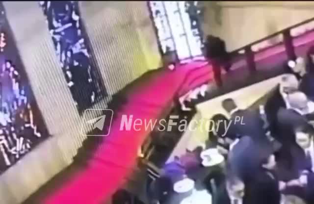 Итальянский чиновник случайно повредил исторический витраж в Риме