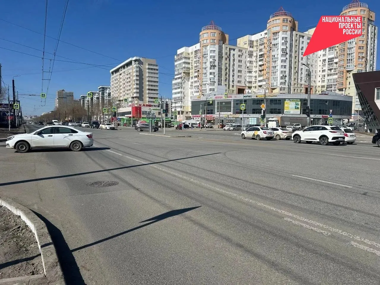 В Челябинске приступили ко второму этапу капитального ремонта улицы Братьев Кашириных В этом году работы коснутся участка от улицы Чичерина до Молодогвардейцев Вдоль тротуаров уже установлены опоры освещения На этой неделе подрядная организация начнет демонтаж бортовых камней со стороны улицы Чичерина Затем по плану переустройство подземных инженерных коммуникаций В рамках капремонта Урал Сервис Групп также обустроит тротуары велодорожки и островки безопасности на проезжей части На всем участке появится выделенка для общественного транспорта и новые остановки Будут подключены сети наружного освещения и дождевой канализации Подрядчик также высадит деревья и кустарники   Капремонт автодороги проводится в рамках нацпроекта Инфраструктура для жизни Завершить все работы планируется до 31 августа   Источник Администрация города Челябинска Фото Марина Галанова Нацпроекты74 ИнфраструктураДляЖизни ЧелябинскаяОбласть   Подписывайтесь на канал Нацпроекты74