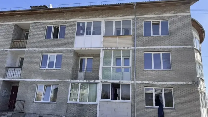 Трое детей погибли при пожаре в Шарыповском округе Все произошло сегодня в поселке Дубинино где из за короткого замыкания вспыхнула квартира в трехэтажном доме Огонь охватил 35 м² пишут в МЧС Там проживала семья с шестью детьми Днем мать отлучилась в магазин в это время начался пожар Отец был на работе Погибли три мальчика 1 3 и 4 лет Следователи возбудили уголовное дело о причинении смерти по неосторожности Фото krksledkom eniseytv