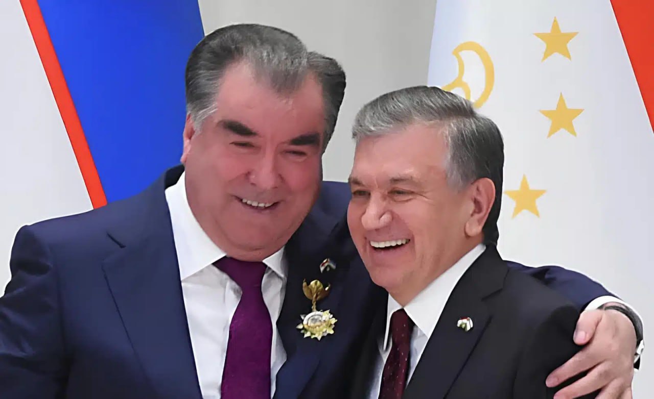 Президент Узбекистана поздравил Эмомали Рахмона с днем рождения Президент Узбекистана Шавкат Мирзиёев 5 октября провел телефонный разговор с лидером Таджикистана Эмомали Рахмоном и тепло поздравил его с днем рождения Глава государства пожелал коллеге крепкого здоровья семейного благополучия и дальнейшего процветания народу братского Таджикистана Шавкат Мирзиёев отметил вклад Эмомали Рахмона в укрепление независимости и международного авторитета Таджикистана а также подчеркнул его роль в развитии узбекско таджикских отношений дружбы и союзничества Стороны обсудили пути дальнейшего расширения партнерства включая торговлю промышленную кооперацию транспорт энергетику сельское хозяйство туризм и культурно гуманитарные связи Telegram Facebook Instagram LinkedIn Сайт